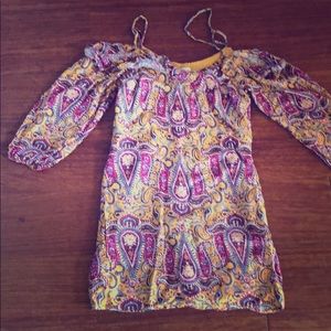 Super cute shoulder bare short dress.